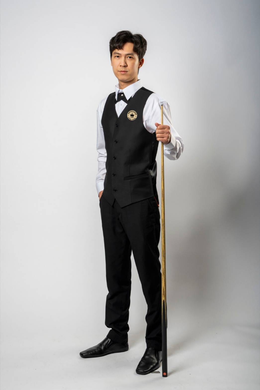Thepchaiya Un-Nooh holding an Impression cue
